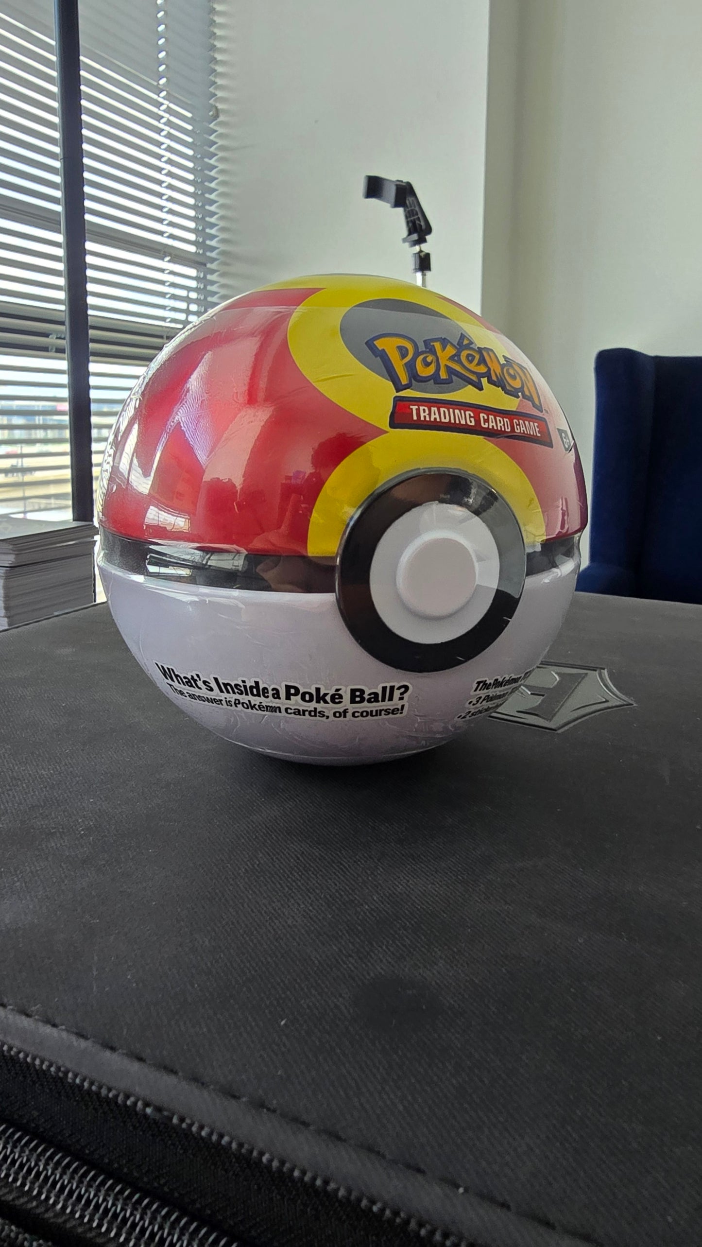 Pokémon Tin- Repeat Ball 3 booster packs